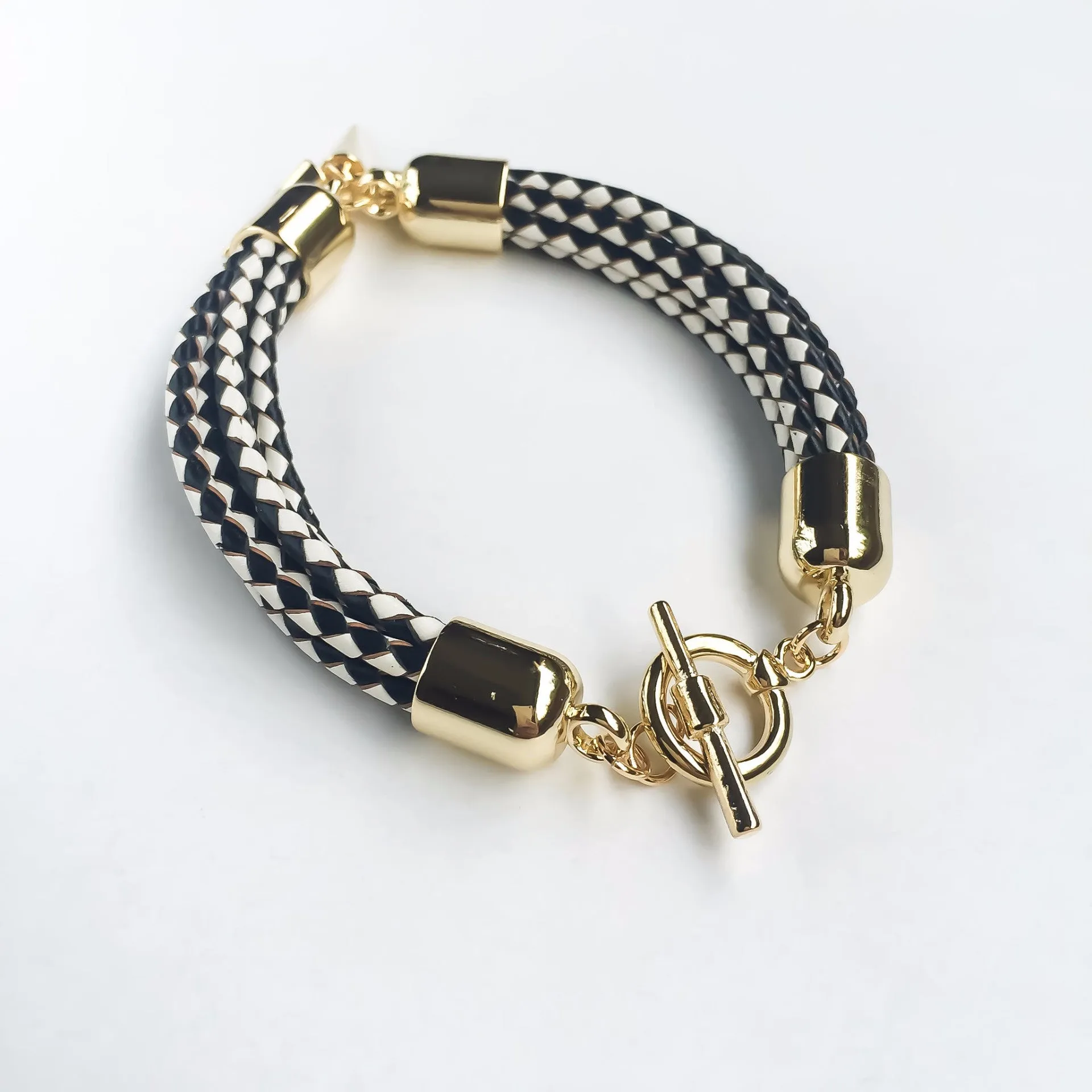Monochrome leather bracelet